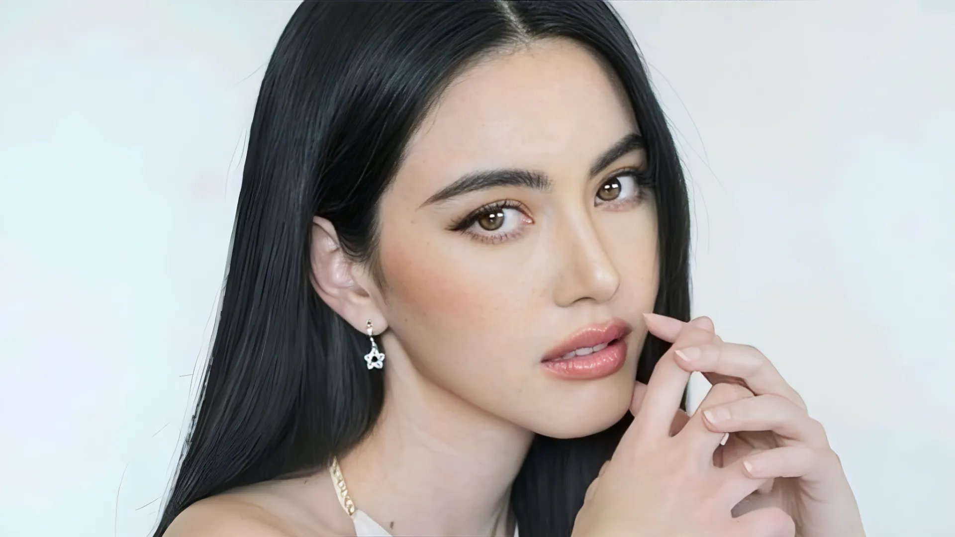 Davikah Hoorne: O Brilho Internacional que Conquistou o Mundo